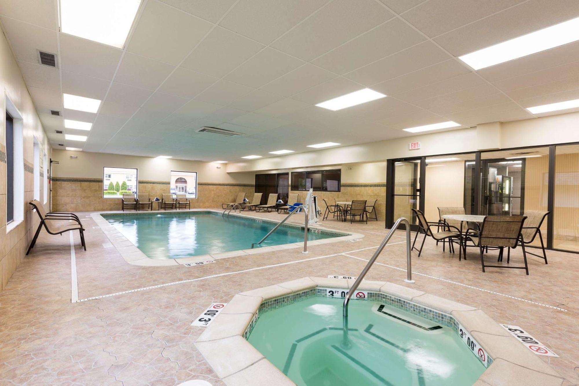 Hampton Inn Порт Хюрън Екстериор снимка