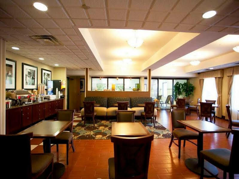 Hampton Inn Порт Хюрън Екстериор снимка